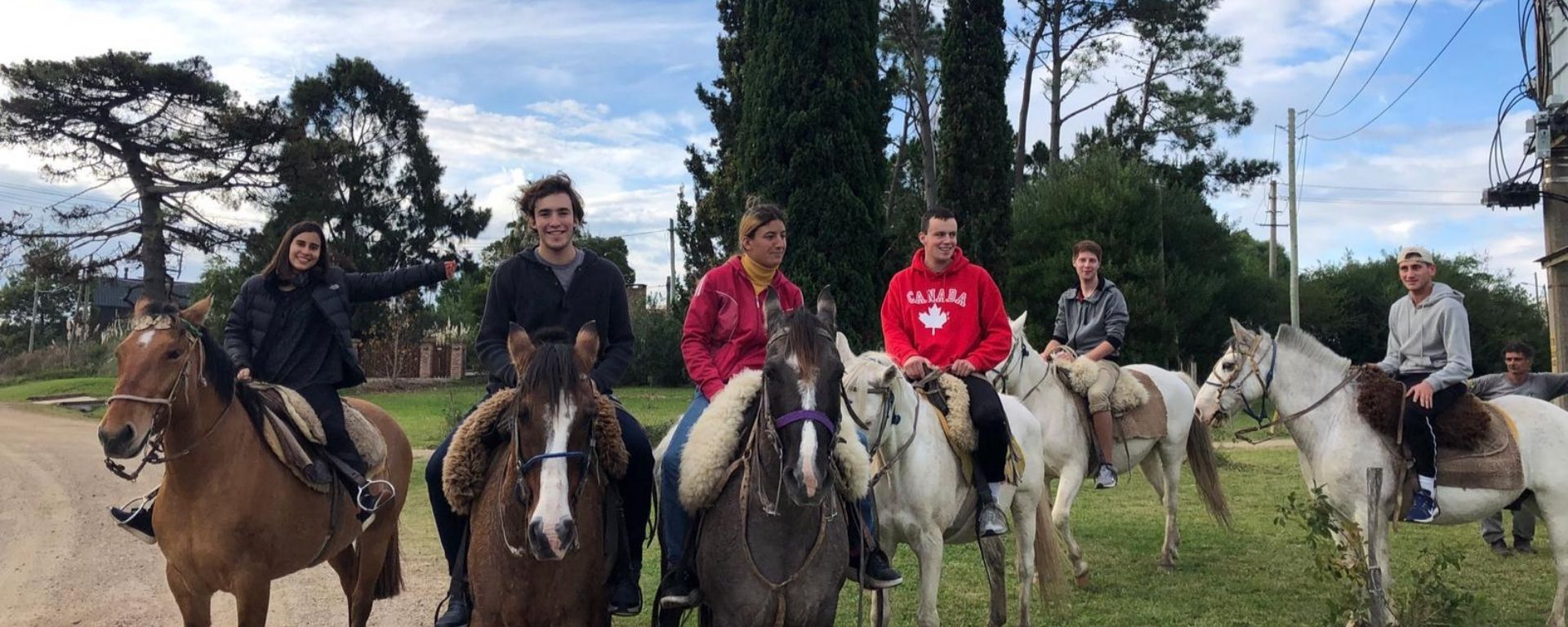 Chicos andando a caballo