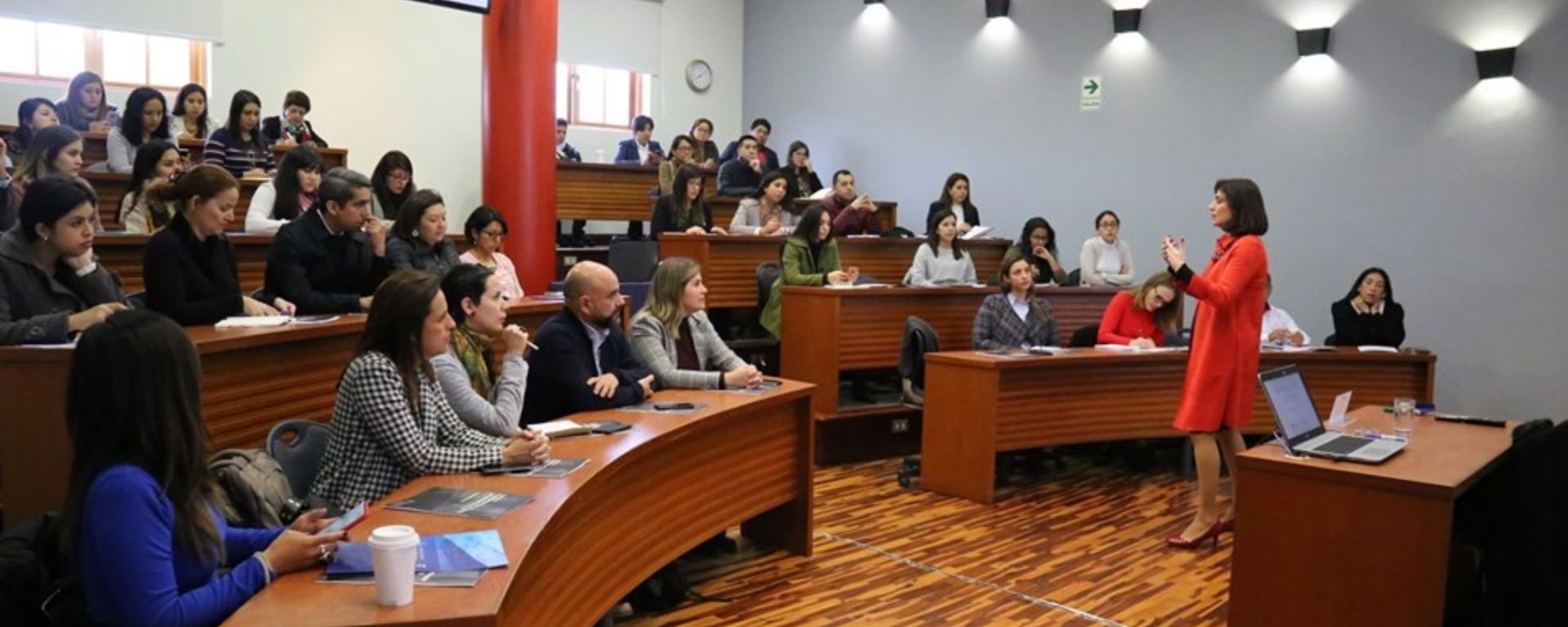 Patricia Schroeder dictando el curso en la Universidad de Piura