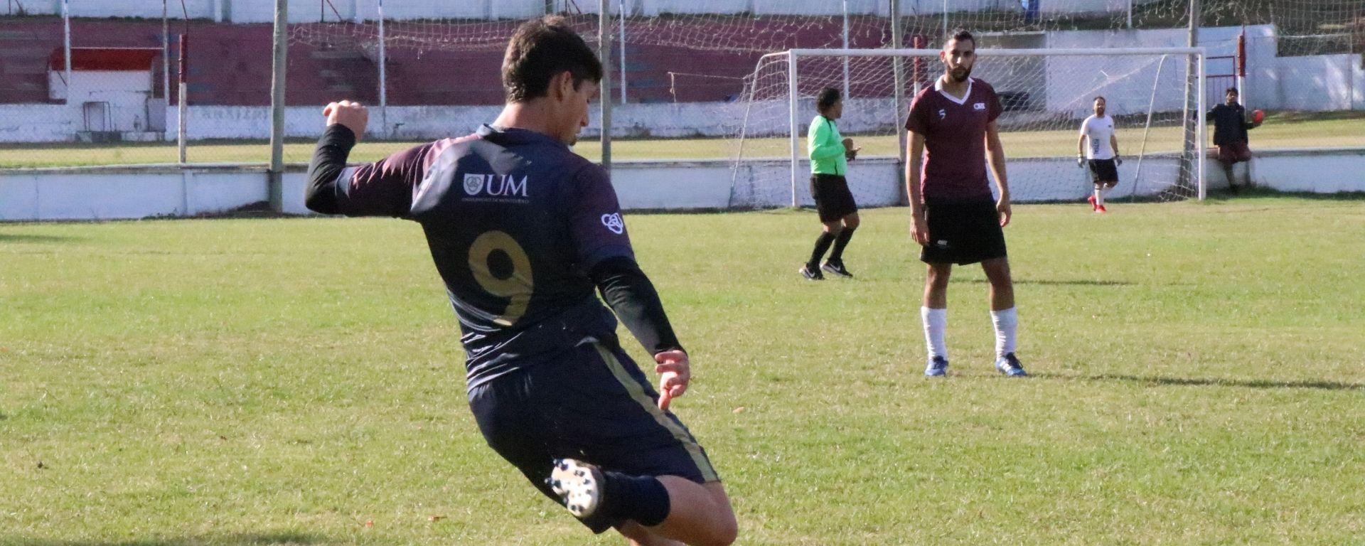 Jugador de fútbol de espaldas 