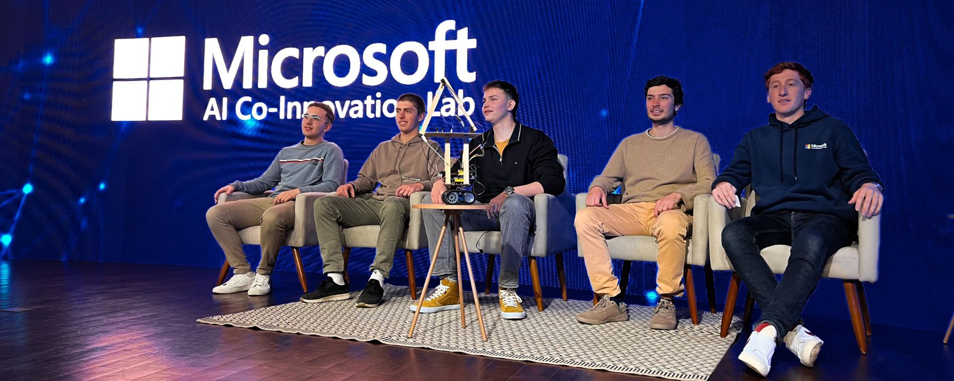 Futuros ingenieros crearon un robot para hospitales y triunfaron en la hackathon de Robótica e IA de Microsoft e Ingenio 