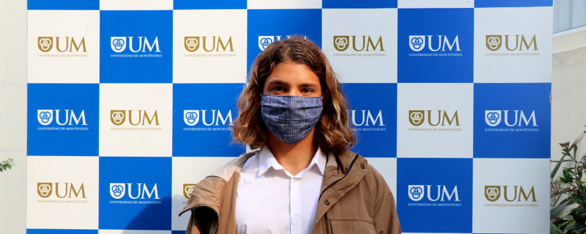 Julián Schweizer en el patio de la Universidad de Montevideo