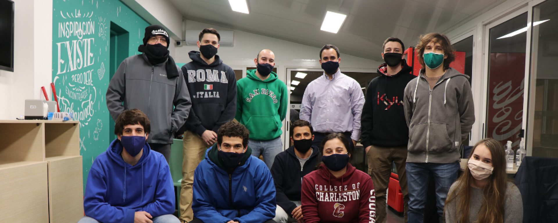 Personal y estudiantes de la UM en la cantina durante la preparación de los platos de comida.