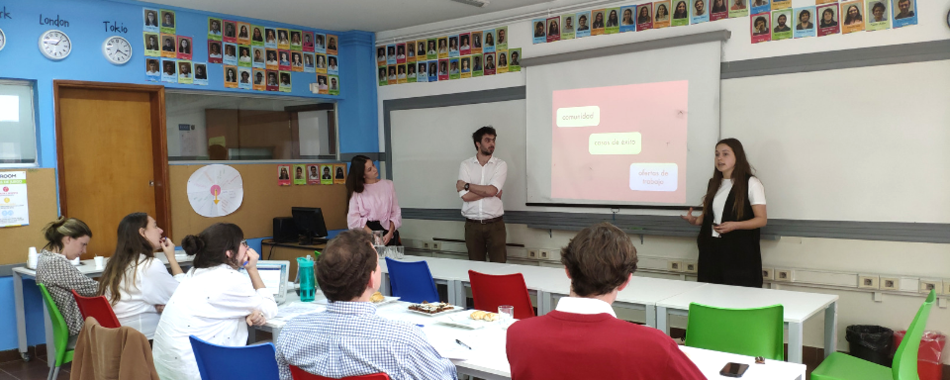 Tres alumnos presentan el proyecto de su emprendimiento al comité de Initium.