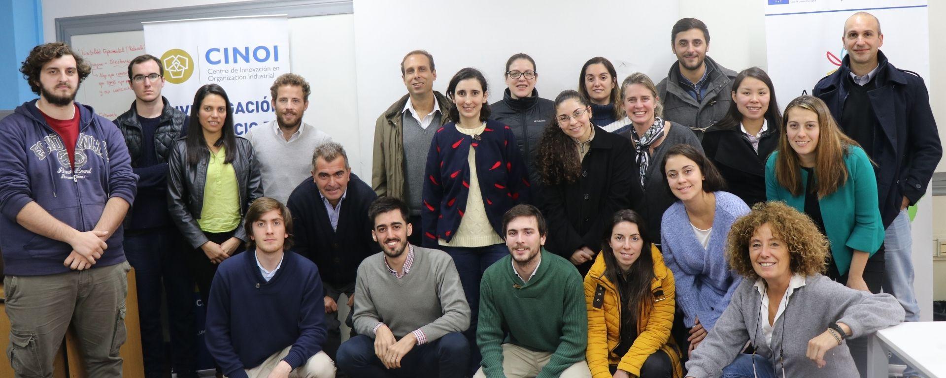 La Dra. Lourdes Pozueta con el grupo de estudiantes de la FIUM