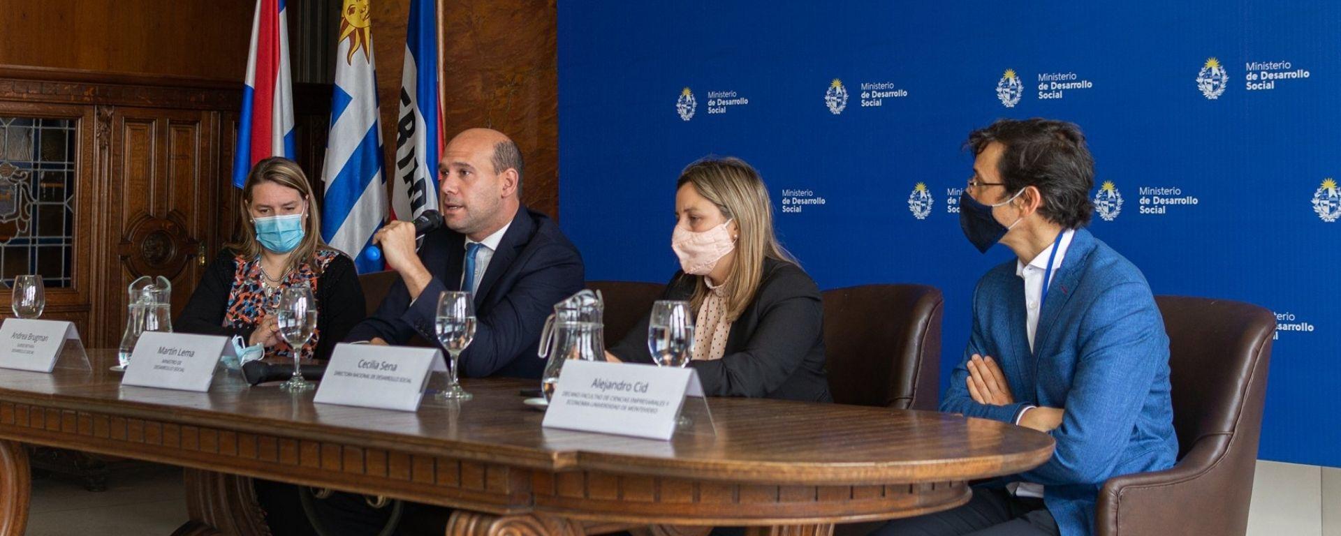 portada, firma de convenio Mides y UM, con el ministro del MIDES, Dr. Martín Lema; la directora nacional de Desarrollo Social, Mag. Cecilia Sena; la subsecretaria de Desarrollo Social, Andrea Brugman; y el decano de la FCEE, PhD Alejandro Cid.